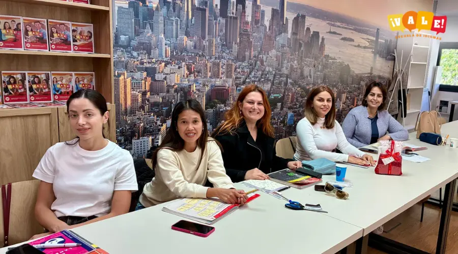 Alumnas en un aula de nuestra academia de inglés para adultos con sus libretas abiertas, listas para aprender vocabulario en inglés con nuestro método.
